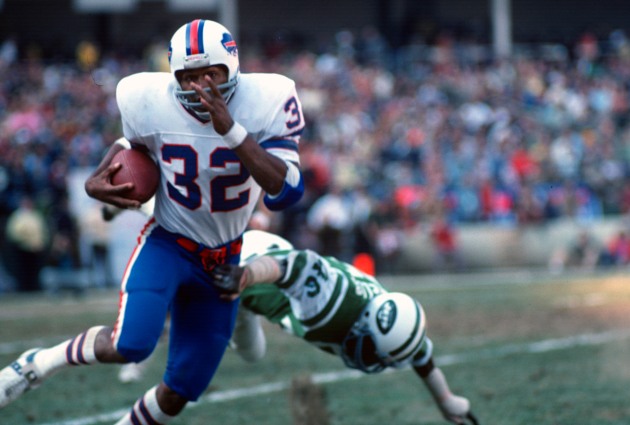 NEW YORK - NOVEMBER 2: Running back O.J. Simpson #32 of the Buffalo Bills carries the ball against the New York Jets during an NFL football game at November 2, 1975 at Shea Stadium in the Queens borough of New York City. Simpson played for the Bills from 1969-77. (Photo by Focus on Sport/Getty Images)